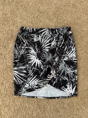 Fabletics Black and White Abstract Palm Print Skirt with Tulip Overlay